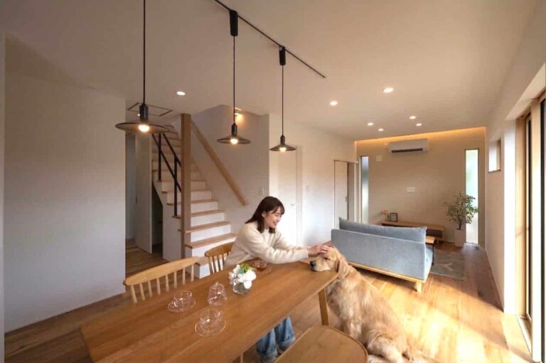 井原建設の住まいで犬と過ごすダイニング