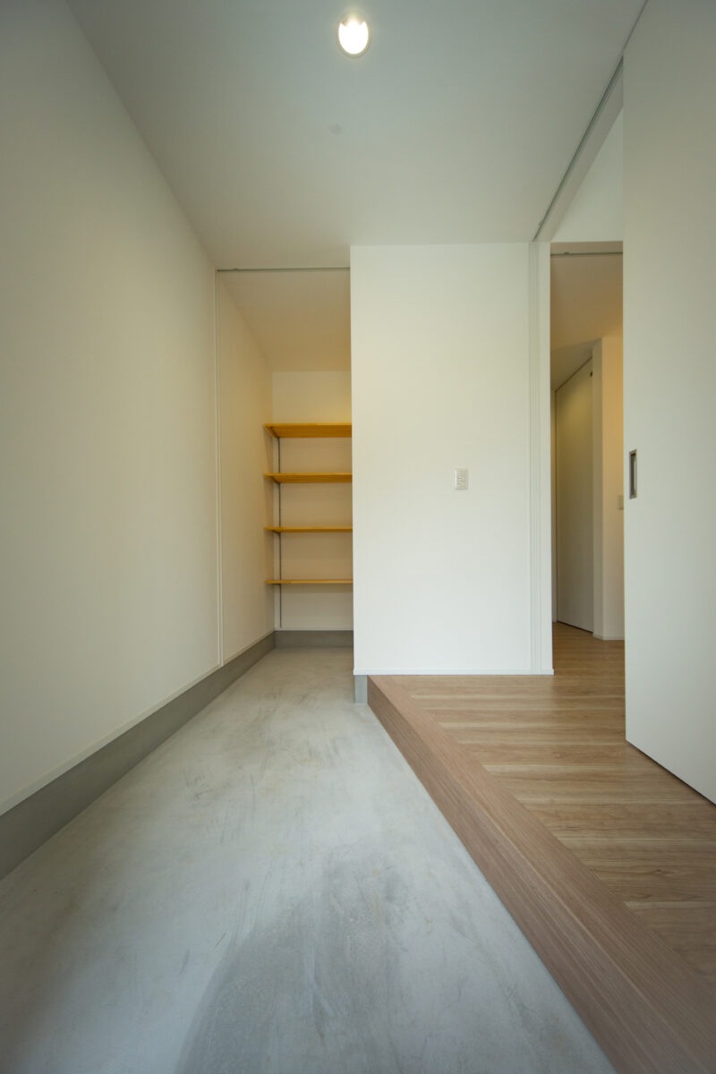 中庭の光と木のぬくもりを楽しむ、内に開いた住まい