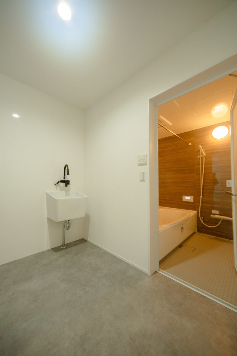 中庭の光と木のぬくもりを楽しむ、内に開いた住まい