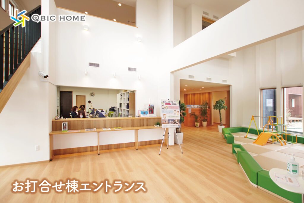 受付カウンターと吹き抜けのある打ち合わせ棟のエントランス