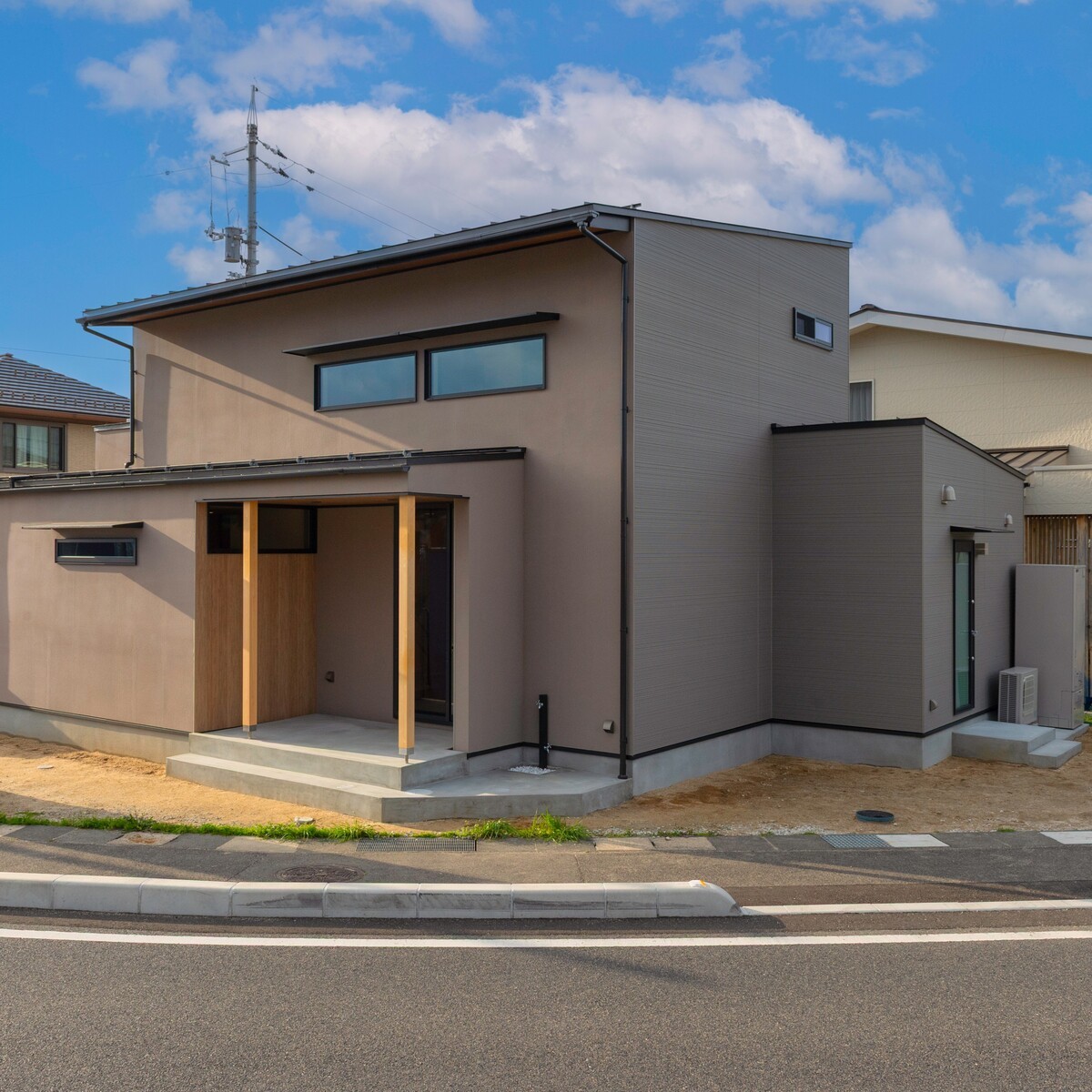 井原建設の桜とグレーが調和する家の外観