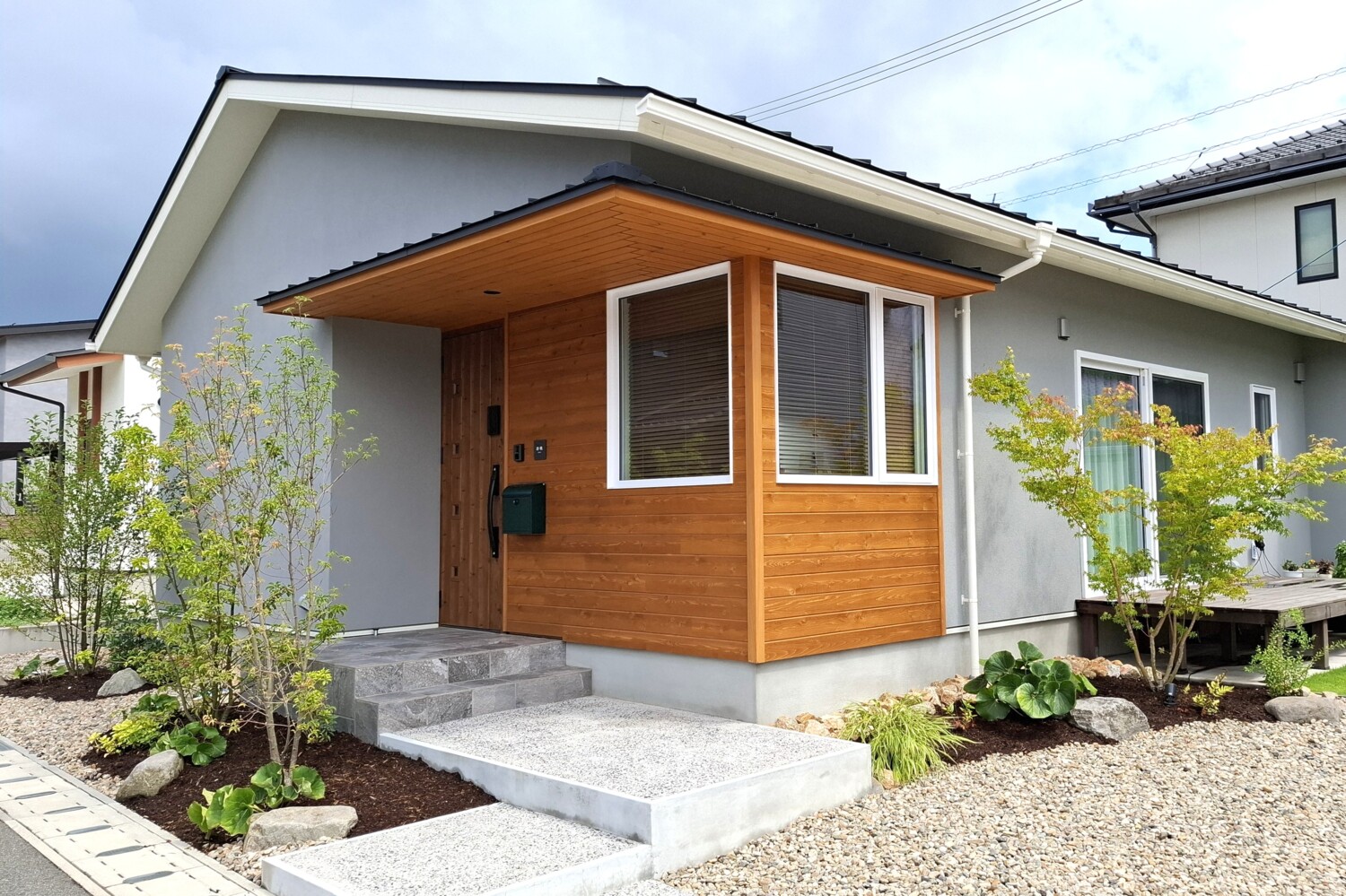 塗り壁と木を組み合わせた平屋の外観。